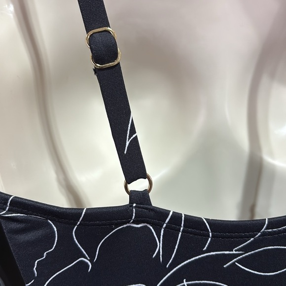 Trimshaper three keyhole high neck,adjustable straps padded,look trim swimsuit - Picture 6 of 12